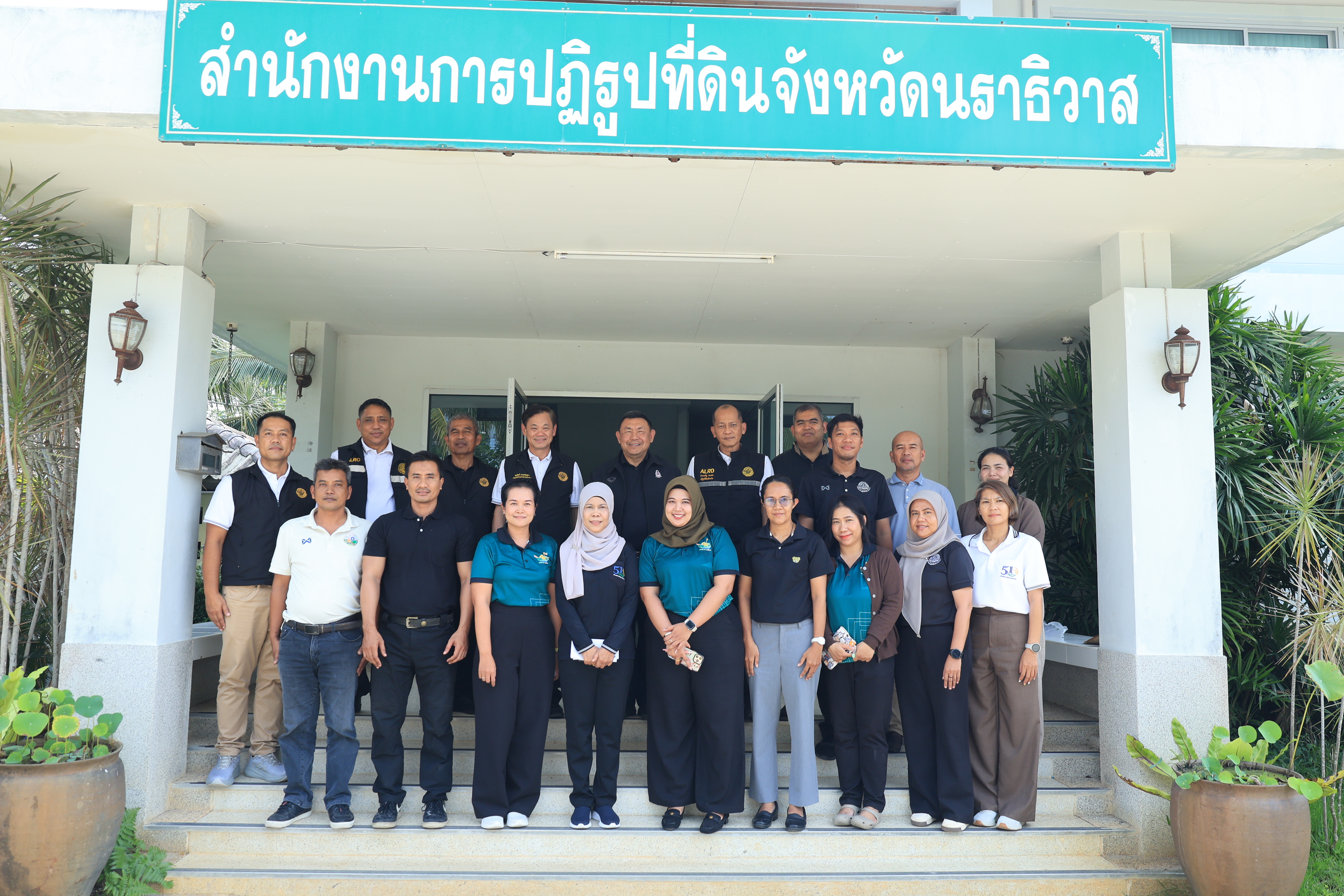title - เลขาธิการ ส.ป.ก. พร้อมคณะ ตรวจเยี่ยมให้กำลังใจเจ้าหน้าที่ ส.ป.ก.นราธิวาส